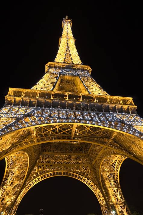 Torre Eiffel Iluminada En La Noche Foto Editorial Imagen De