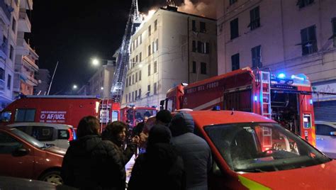 incendio a genova brucia il tetto di una palazzina 96 gli evacuati il fumo su tutta la città