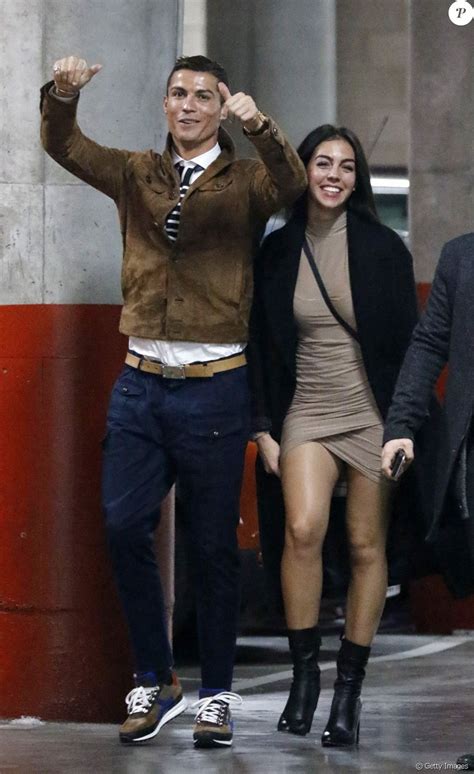 Cristiano ronaldo sevgilisi georgina rodriguez ile birlikte fifa yılın en iyi erkek futbolcusu ödülünü almak üzere zürih'te düzenlenen törene katıldı. Cristiano Ronaldo será pai novamente em breve: sua ...