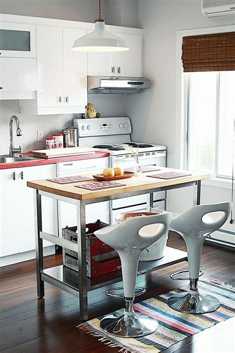 Una isla cocina también puede utilizarse como un útil estante abierto para colocar libros por ejemplo y ubicarse frente a un comedor de diario, ideal para casas considero que en estos tiempos donde las viviendas son cada vez más pequeñas, este tipo de alternativas son bastante viables ya que a pesar. 15 Pequeñas Cocinas con Isla Central