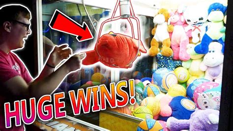 Giant Claw Machine Wins At Dave And Busters Youtube
