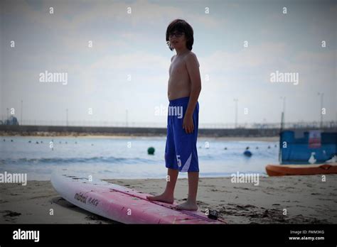 Voller Länge Von Nacktem Oberkörper Junge Stand Auf Surfbrett Im Sea Shore Stockfotografie Alamy