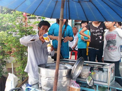 Topi keledar dan cermin mata pada harga marhaen. madisyak.blogspot: YANG AKU LIHAT DI THAILAND