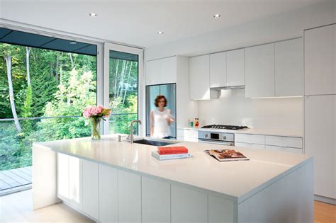Today, modern kitchen cabinets are daring, innovative and mesmerizing. Kitchen Design Idea - White, Modern and Minimalist Cabinets