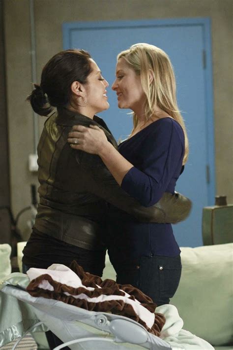 Abcs Greys Anatomy Features A Popular Lesbian Couple Doctors Callie