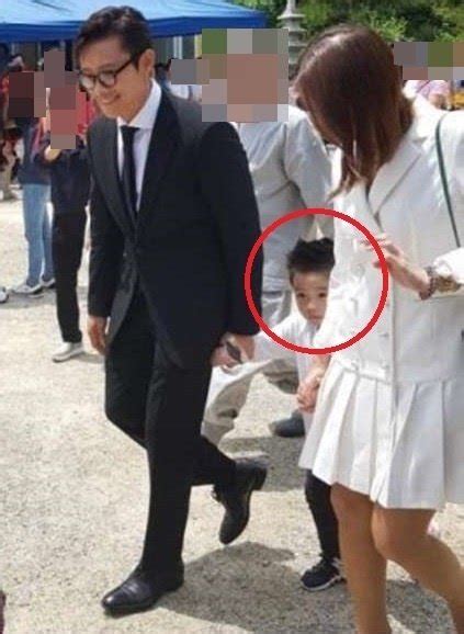Lee Byung Hun And Lee Min Jungs Son Spotted For The First Time