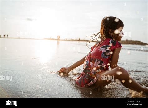 Asiatische Kleine Mädchen Sitzt Auf Sand Im Strand Beim Spielen Wasser Auf Einem Schönen Strand