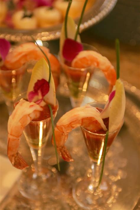 Shot glass hors devours ideas / shot glass shrimp. Shot glass shrimp | Beautiful dishes, Glass shrimp, Food