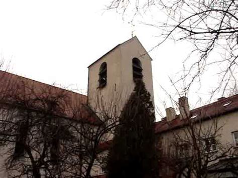 Der asymmetrische bau aus gegeneinander verschobenen kuben, die in der höhe gestaffelt sind. St. Albertus Magnus in München-Freimann - Vollgeläute ...