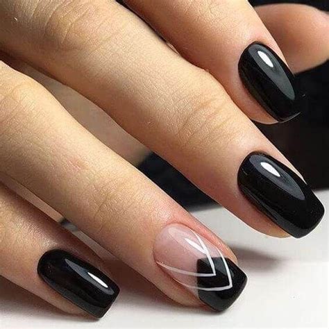 Este es un diseño hermoso de uñas de los pies, con una decoración en negro y dorado con mariposas. 25 Diseños de uñas negras para las chicas con más estilo