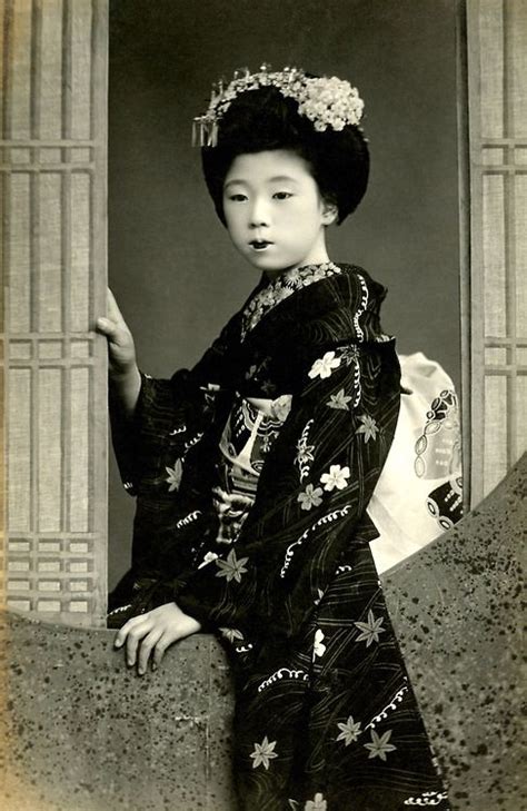 Tumblr Maiko Looking Out Of A Marumado 1910s Japanese Geisha Geisha