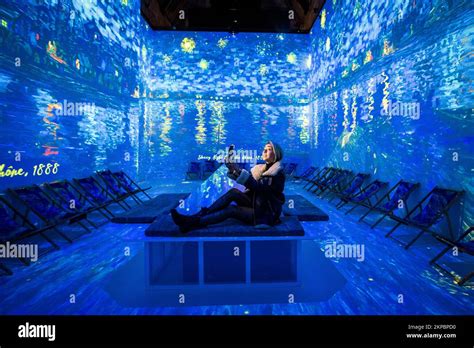 Kerrie McGuigan schaut auf Van Gogh's, The Starry Night, im Van Gogh