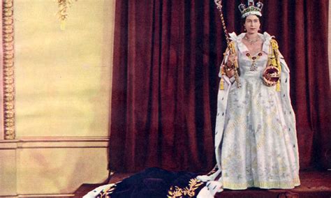 La Reina Isabel Ii Visti As En Su Coronaci N En
