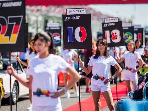 Russia Aims To Bring Grid Girls Back To F1