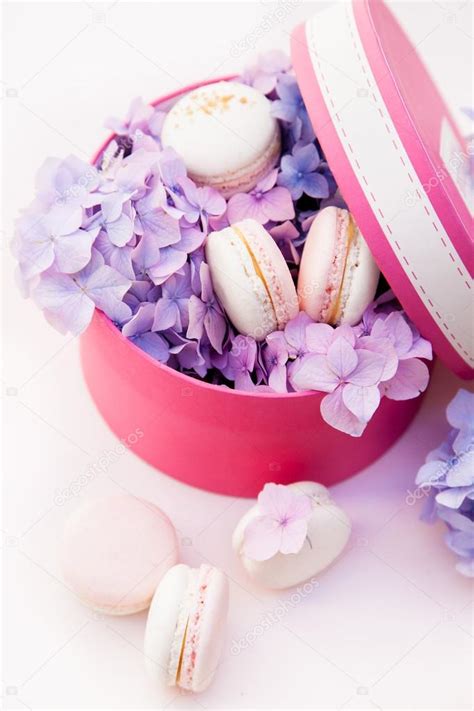 Pretty french macarons and seasonal fresh blooms adorn a classic smooth, sweet buttercream base. macarons in box with flowers — Stock Photo © antonina ...