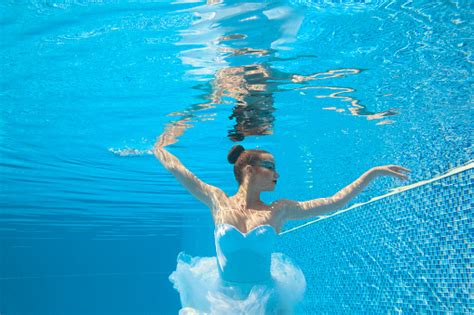 Underwater Ballet Woman Ballerina Dancing Under The Water Swimming Pool Stockfoto Und Mehr