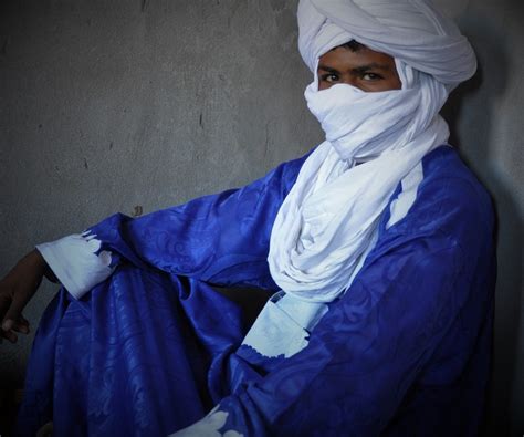 La Vestimenta Típica Del Hombre Del Desierto Marruecos Es La Gandora Rutas Por Marruecos
