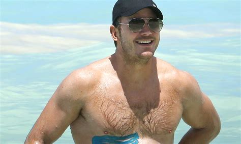 Chris Pratt Goes Shirtless In Hawaii Wears Athletic Tape On His Muscles Chris Pratt