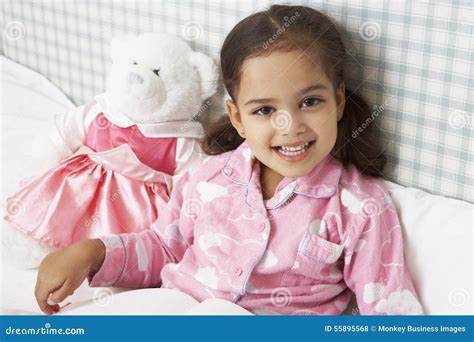 Junges Mädchen Tragende Pyjamas Im Bett Lesebuch Stockfoto Bild Von Messwert Glücklich 55895568
