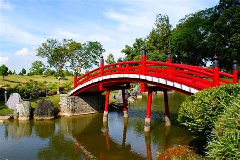 Iconic Red Bridge In Japanese Garden Guidegecko In 2021 Japanese
