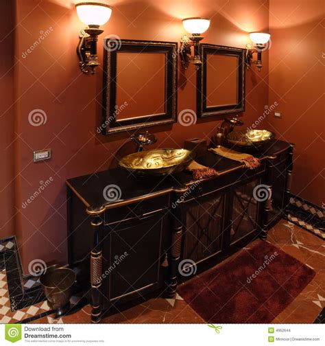 Auch wenn es ungewöhnlich ist, geht der trend 2020 eindeutig richtung schwarzes bad. Schwarzes Badezimmer stockfoto. Bild von leuchte, computer ...