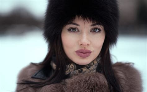 Wallpaper Women Plump Lips Blurred Brunette Fur Face Portrait