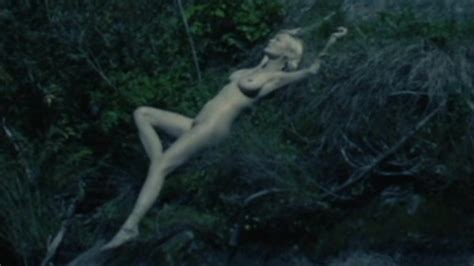 Kirsten Dunst Breaks Into Viewers Hearts With Naked Boobs In Nude
