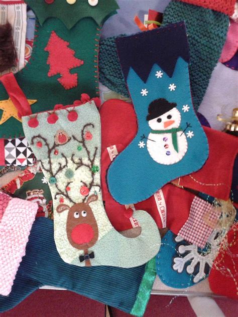 21 Pictures Of Hand Crafted Santas Socks That Spread Festive Cheer