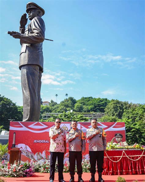 Patung Jenderal Soedirman Berdiri Gagah Patung Figura - vrogue.co