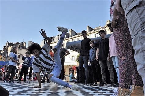 Dance on the basketball grounds, in the subway and in other districts of the big city. Battle hip hop / swing pour inaugurer le mois du Cultures ...