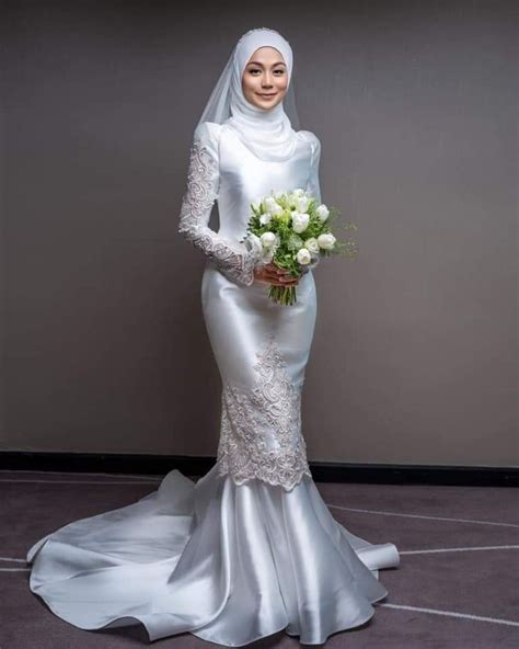 Pada bagian dalam gaun, kamu dapat menggunakan bahan teffeta atau satin. Pin on Baju nikah putih