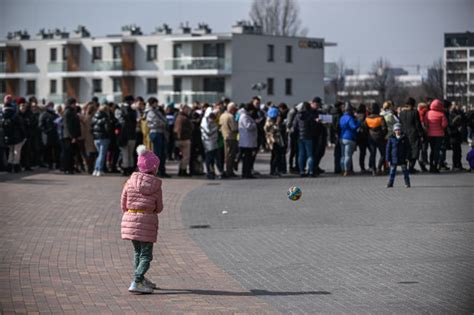 Russia Ukraine War Priceless Paper Refugees Wait For Ids For New