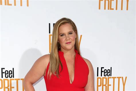 pregnant amy schumer strips down for nude photoshoot
