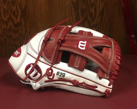 What Pros Wear Show It Off Wilson Glove Day At University Of Oklahoma