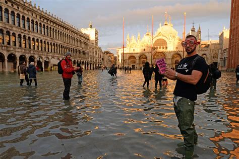 Flood Ravaged Venice Has Been Pounded By A Third Huge Tidal Surge In Less Than A Week Officials