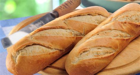 baɡɛt) is a long, thin loaf of french bread that is commonly made from basic lean dough (the dough, though not the shape, is defined by french law). Recetas de Panificación: Baguette | Línea Maestro Ecuador