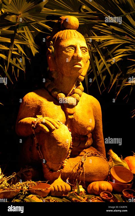 Statua Di Ixchel Maya La Fertilità E La Dea Luna Circondato Da