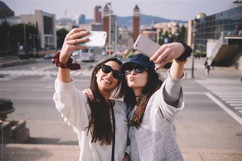 happy women taking double selfie del colaborador de stocksy guille faingold stocksy