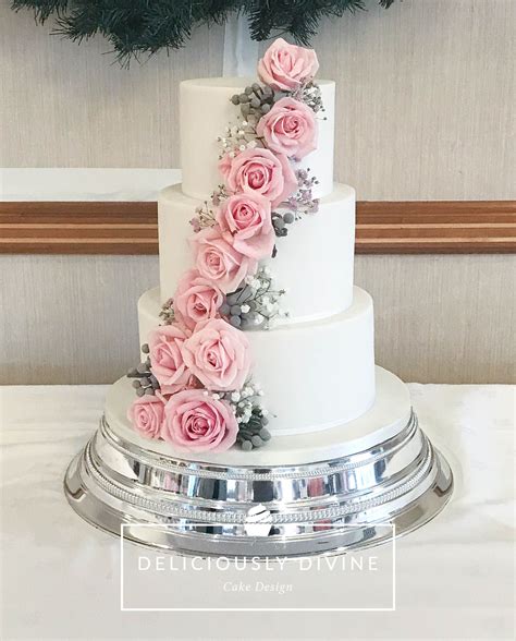 3 Tier Wedding Cake With Cascading Flowers Robert Blair Torta Nuziale