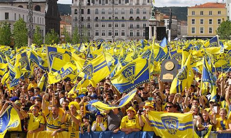 Bouclier de brennus au capitole. fete-jaude-2.jpg | Bouclier de brennus, Rugby, Bouclier