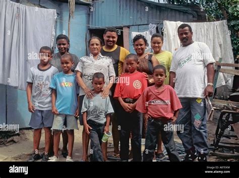 Retrato De Una Extensa Familia Dominicana En Frente De Su Casa En Las