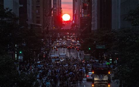 Manhattanhenge Lights Up The City New Yorkers Chase The Sunset
