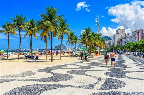 Praia De Copacabana No Rio De Janeiro Caminhe Pelo Calçadão Da Princesinha Do Mar Go Guides