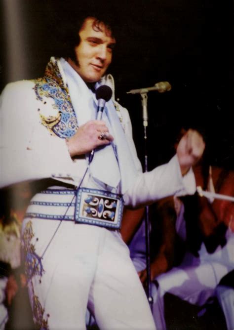 Elvis On Stage In Las Vegas In December 5 1976 Rare Elvis Photos