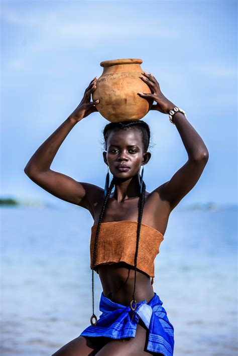 banco de imagens carregando mulher modelo lago barco sentado preto africano agua mar