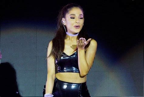Ariana Grande Throws Jabs At Body Shamer For Labelling Her A Stick News Ghana