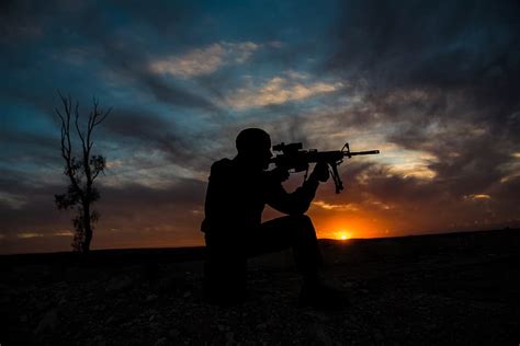 Sunset Silhouette Military Soldier Gun Hd Wallpaper Peakpx