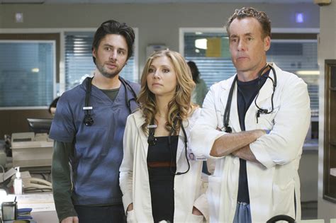 scrubs star sarah chalke got stuck in an elevator in texas