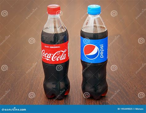 Frascos De Pepsi Y Coca Cola Imagen Editorial Imagen De Sabroso Industria