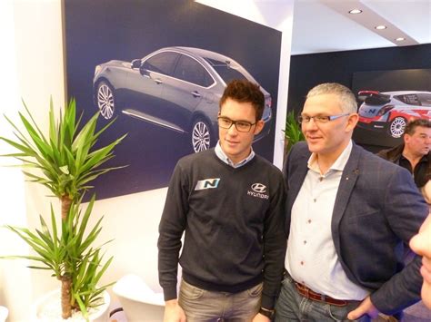Thierry neuville est un pilote de rallye belge germanophone. Thierry Neuville gefeierter Star beim Autosalon [mit ...